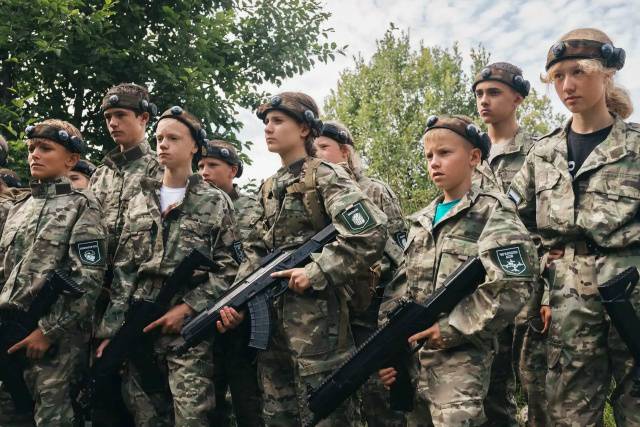 Тихвинские школьники победили на окружном этапе «Зарницы 2.0»
